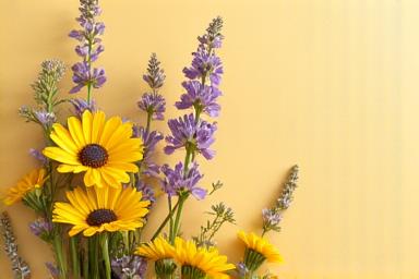 Arreglo floral suave con tonos amarillos y lavanda, simbolizando el trabajo de una abeja.